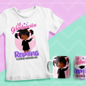 Mockup de polera y dos tazas sublimadas con diseño de graduación de personaje femenino de piel oscura y cabello en coletas, diploma y gorro, texto 'Mi Graduación Romina Felicidades Graduada 2021' sobre fondo pastel.