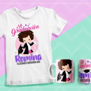 Mockup de polera y dos tazas sublimadas con diseño de graduación de personaje femenino de cabello rizado oscuro, diploma y gorro, texto 'Mi Graduación Romina Felicidades Graduada 2021' sobre fondo pastel.