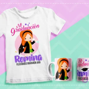 Mockup de polera y dos tazas sublimadas con diseño de graduación de personaje femenino de cabello rojo, diploma y gorro, texto 'Mi Graduación Romina Felicidades Graduada 2021' sobre fondo pastel.