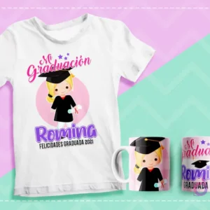 Mockup de polera y dos tazas sublimadas con diseño de graduación de personaje femenino de cabello rubio, diploma y gorro, texto 'Mi Graduación Romina Felicidades Graduada 2021' sobre fondo pastel.