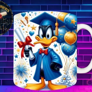 Taza de sublimación con Pato Lucas graduado 3D animado celebrando la Clase 2024 con diploma y globos dorados