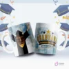 Dos tazas blancas sublimadas con diseños de graduación 'Promoción 2024'. Una taza muestra la silueta de una graduada y la otra el texto 'Graduada' en dorado sobre fondo azul y dorado con brillos.