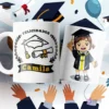 Dos tazas de sublimación blancas con diseños de graduación: una con birrete, diploma, y la frase 'Felicidades Camila', y la otra con una niña graduada de caricatura saludando, sobre un fondo festivo con birretes y globos.