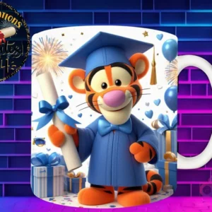 Taza de sublimación con Tigger graduado 3D animado celebrando la Clase 2024 con diploma y regalos
