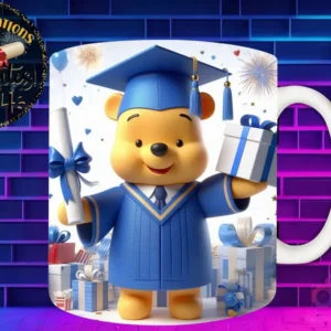 Taza de sublimación con Winnie the Pooh graduado 3D animado celebrando la Clase 2024 con diploma y regalo