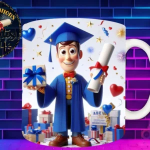 Taza de sublimación con Woody graduado 3D animado de Toy Story celebrando la Clase 2024 con diploma y regalo