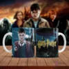 Taza sublimada con diseño de Harry Potter joven y su varita, frente al castillo de Hogwarts.