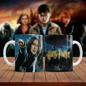 Taza sublimada con diseño del profesor Severus Snape con varita, frente a un fondo oscuro de Hogwarts.