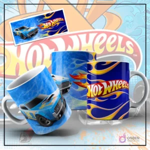 Mockup de taza sublimada con diseño de Hot Wheels, mostrando un coche muscle car azul tipo Dodge Challenger con detalles en amarillo sobre un fondo azul texturizado. Otra taza con el logo de Hot Wheels y llamas azules y amarillas, y una imagen plana del muscle car azul.