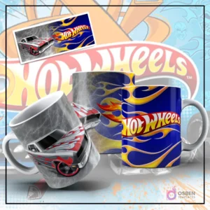 Mockup de taza sublimada con diseño de Hot Wheels, mostrando un coche muscle car plateado tipo Chevelle con franjas rojas sobre un fondo gris texturizado. Otra taza con el logo de Hot Wheels y llamas azules y amarillas, y una imagen plana del muscle car plateado.