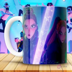Taza KPOP con dos personajes femeninos de Huntrix Demon Hunter empuñando una espada de energía brillante