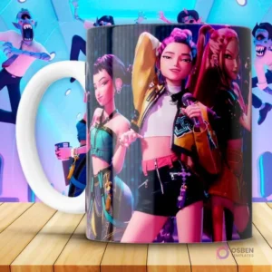 Taza KPOP con tres personajes femeninos de Huntrix Demon Hunter en el escenario con micrófono