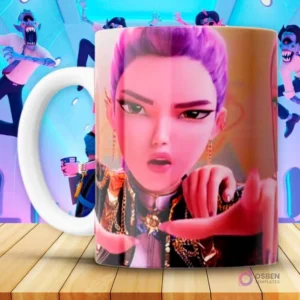 Taza KPOP con personaje femenino de Huntrix Demon Hunter de cabello morado en pose de elegancia