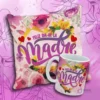Taza y cojín de sublimación con diseño floral rosa y amarillo que dice 'Feliz Día de la Madre' con corazones rojos.