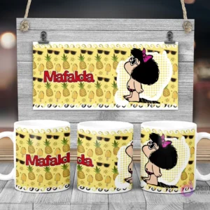 Taza de sublimación de Mafalda en traje de baño con gafas de sol y fondo de piñas y helados