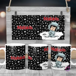 Taza de sublimación de Mafalda astronauta con fondo de estrellas y lunas