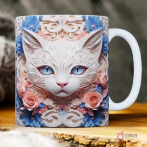 Taza sublimada con cara de gato blanco 3D estilo ornamental de ojos azules, rodeada de flores rosadas y azules en relieve.
