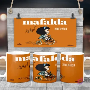 Taza de sublimación de Mafalda andando en bicicleta con la frase 'Mafalda 2021' sobre fondo naranja