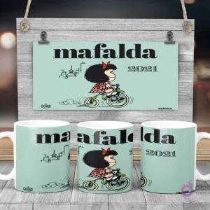 Taza de sublimación de Mafalda andando en bicicleta con la frase 'Mafalda 2021' sobre fondo verde agua