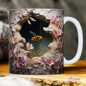 Taza sublimada con abeja volando hacia un nido/hueco en forma de árbol 3D, rodeada de delicadas flores de cerezo rosadas.
