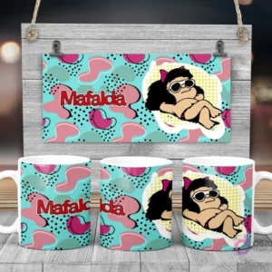 Taza de sublimación de Mafalda relajada con gafas de sol y traje de baño sobre fondo abstracto