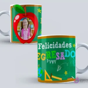 Dos tazas de graduación con temática de pizarra escolar verde. Una con una niña sonriente en un marco de manzana, la otra con la frase 'Feliz Egresado' en letras coloridas y útiles escolares.