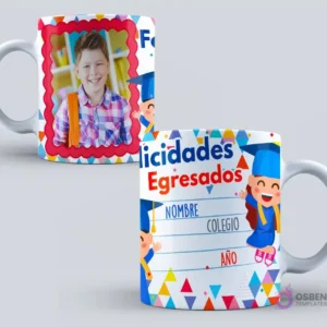 Dos tazas de graduación infantil con fondo de triángulos coloridos. Una con un niño sonriente en un marco rojo. La otra con la frase 'Felicidades Egresados', espacio para 'NOMBRE', 'COLEGIO', 'AÑO' y niños animados con birretes.