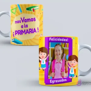 Dos tazas de graduación infantil con fondo amarillo. Una con la frase 'Nos Vamos a la Primaria!' y elementos escolares. La otra con una niña sonriente en un marco morado, acompañada de un niño y una niña animados, con la palabra 'Egresados'.