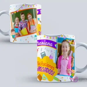 Dos tazas de graduación infantiles. Una con tres niños sonriendo en un marco escolar y otra con una niña con mochila rosa y la inscripción 'Felicitaciones Egresados' sobre fondo alegre con símbolos escolares.