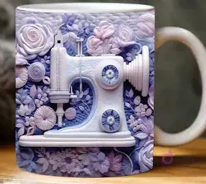 Taza sublimada con máquina de coser 3D en tonos lavanda y blanco, rodeada de flores y patrones en relieve.