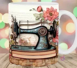 Taza sublimada con máquina de coser clásica turquesa sobre libros antiguos, con rosas coral y fondo de partituras.