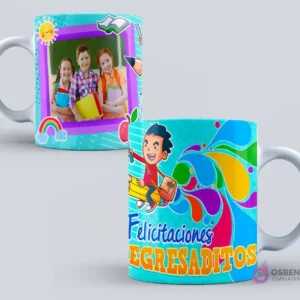 Dos tazas de graduación infantil en tonos turquesa y azul. Una con tres niños en un marco de sol y arcoíris, la otra con un niño animado volando sobre un lápiz y la frase 'Felicitaciones Egresaditos'.