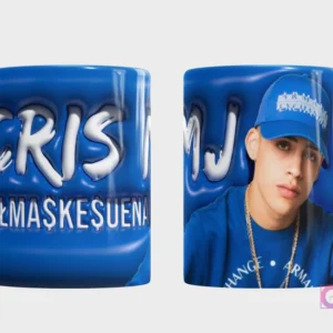 Taza sublimada con diseño 3D del nombre Cris MJ y retrato del cantante urbano Cris MJ con gorra azul