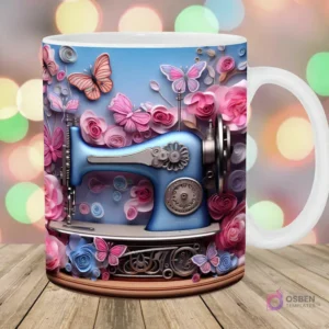 Taza sublimada con máquina de coser 3D azul, mariposas y rosas en estilo papel recortado, fondo celeste con luces.