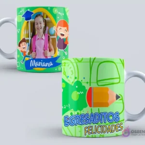 Dos tazas de graduación en fondo verde claro. Una con una niña sonriente y el nombre 'Mariana' en un marco verde, rodeada de niños animados con birretes. La otra, con un lápiz grande animado y 'Egresaditos Felicidades'.