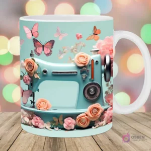 Taza sublimada con máquina de coser 3D mint, mariposas y rosas melocotón, fondo aqua con luces bokeh.