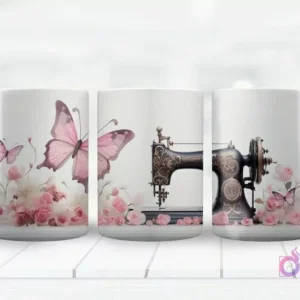 Vista panorámica de una taza sublimada con mariposas, flores rosadas y una elegante máquina de coser vintage negra y dorada.