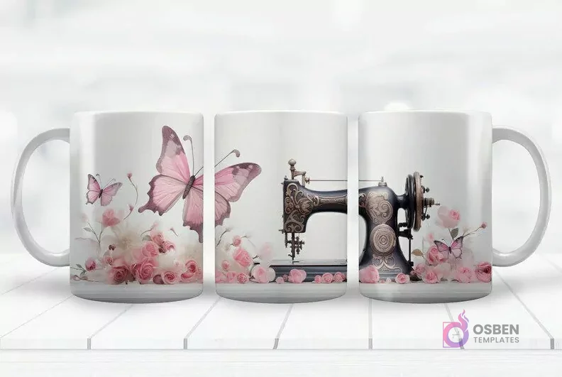 Vista panorámica de una taza sublimada con mariposas, flores rosadas y una elegante máquina de coser vintage negra y dorada. Vista panorámica de una taza sublimada con mariposas, flores rosadas y una elegante máquina de coser vintage negra y dorada.
