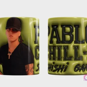 Taza sublimada con diseño 3D del nombre Pablo Chill-E Shishi Gang y retrato del cantante urbano Pablo Chill-E