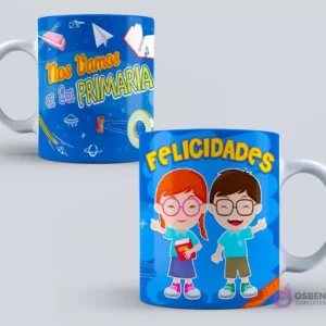 Dos tazas de graduación con fondo azul. Una con la frase 'Nos Vamos a la Primaria' y dibujos de cohetes y aviones. La otra con dos niños animados, un niño y una niña, sonriendo y con la frase 'Felicidades'.