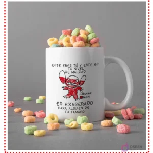 Taza blanca con diseño de Stitch rojo dibujado en estilo infantil, medidor de 'nivel de maldad' y frase humorística, con cereales de colores esparcidos.