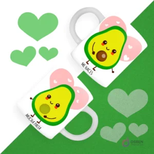 Dos tazas blancas con diseños de aguacates sonrientes y la frase humorística 'ME HACES MUCHA PALTA', sobre un fondo de corazones verdes.