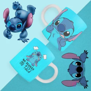 Dos tazas azules vibrantes con efecto glitter, con diseños de Stitch en poses graciosas (enfadado, tímido) y la frase 'NO TOQUES MI TAZA', con otros Stitch de fondo.