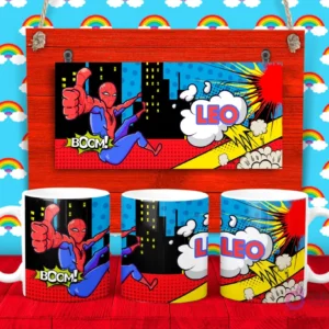 Plantilla para taza de Spider-Man en estilo cómic con onomatopeyas 'Boom!' y 'Leo' en una burbuja de diálogo.