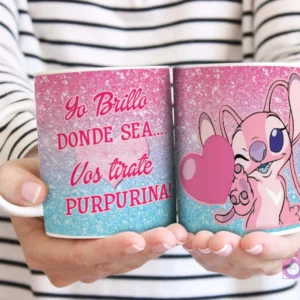 Manos sosteniendo dos tazas con brillo degradado rosa y azul, con diseños de Angel de Lilo & Stitch y la frase 'Yo Brillo DONDE SEA... Vos tírate PURPURINA!'.