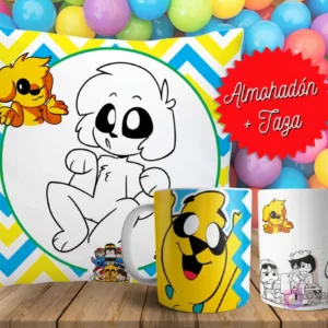 Cojín y tazas con diseño de Mikecrack para pintar, sobre fondo de bolas de colores. Un cojín muestra a Mikecrack en blanco y negro, y dos tazas, una a color y otra para colorear.