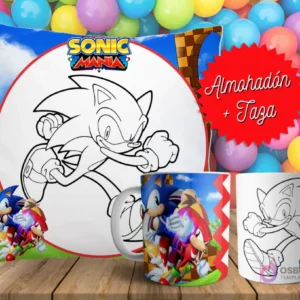 Cojín y tazas con diseño de Sonic Mania para pintar, sobre fondo de bolas de colores. Un cojín muestra a Sonic en blanco y negro, y dos tazas, una a color y otra para colorear.