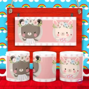 Plantilla para taza con un oso y un conejo caricaturescos llevando coronas florales, sobre un fondo rosa con rayas.