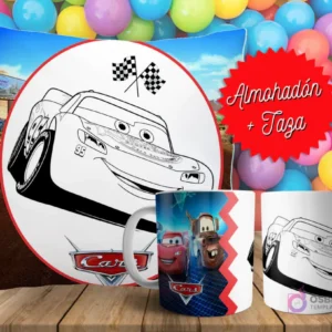 Cojín y tazas con diseño de Cars (Rayo McQueen y Mate) para pintar, sobre fondo de bolas de colores. Un cojín muestra a Rayo McQueen en blanco y negro, y dos tazas, una a color y otra para colorear.