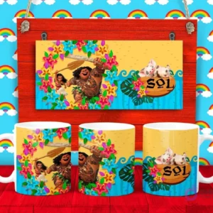 Plantilla para taza de Moana y Maui en el océano con Pua y Heihei, rodeados de flores tropicales, incluye el nombre 'Sol'.